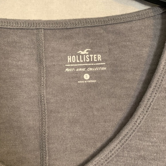 Gray hollister stretchy v neck top - Picture 2 of 5